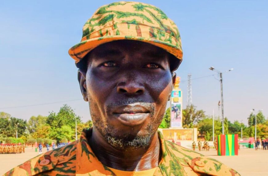Portrait du VDP Porgo Amidou en uniforme militaire, debout, regard droit vers l’objectif.