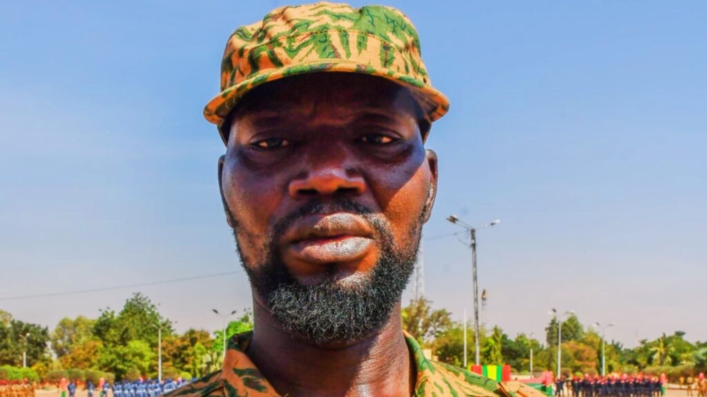 Portrait du VDP National Sawadogo Brice, en uniforme camouflé, de face, lors d’une cérémonie en plein air au Burkina Faso.