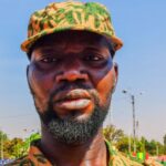 Portrait du VDP National Sawadogo Brice, en uniforme camouflé, de face, lors d’une cérémonie en plein air au Burkina Faso.