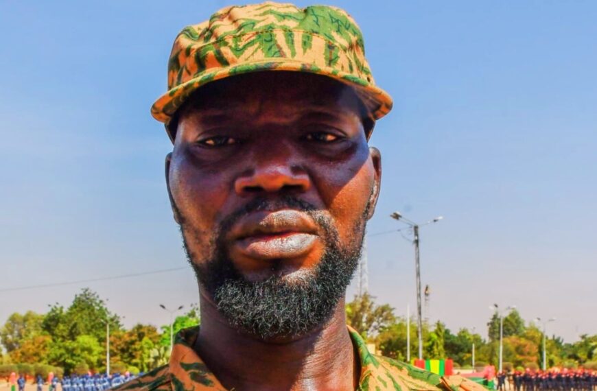 Portrait du VDP National Sawadogo Brice, en uniforme camouflé, de face, lors d’une cérémonie en plein air au Burkina Faso.