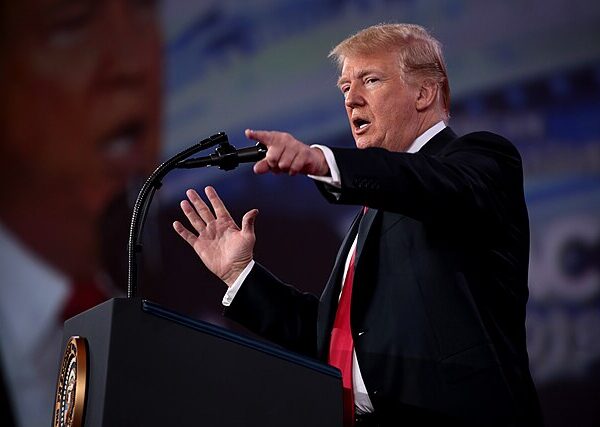 Donald Trump prononce un discours lors de la CPAC 2018 à National Harbor, États-Unis.