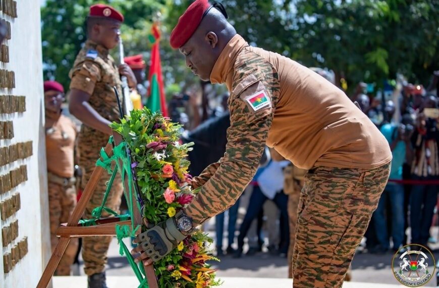 Le président Ibrahim Traoré dépose une gerbe de fleurs au Monument aux Héros nationaux, Burkina Faso.