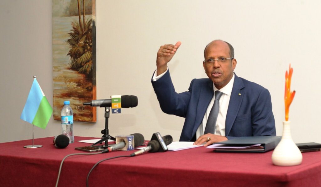 Mahmoud Ali Youssouf, président de la Commission de l’Union africaine, lors d’une conférence de presse avec des médias tanzaniens.