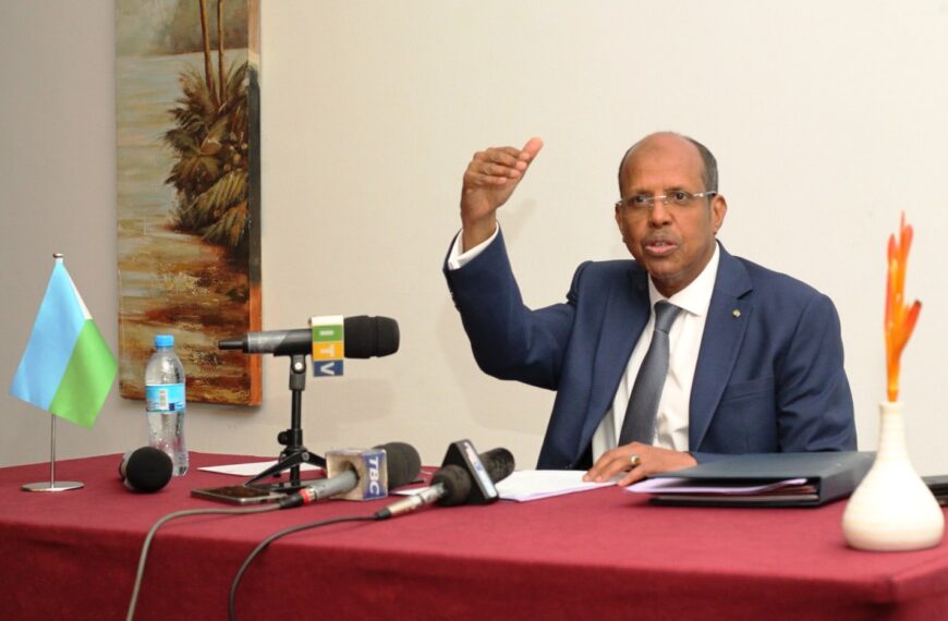 Mahmoud Ali Youssouf, président de la Commission de l’Union africaine, lors d’une conférence de presse avec des médias tanzaniens.