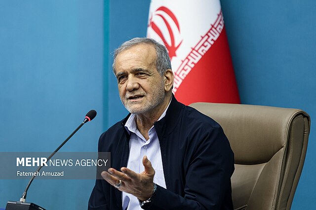 Masoud Pezeshkian participe à une cérémonie officielle avec des responsables iraniens à Téhéran.