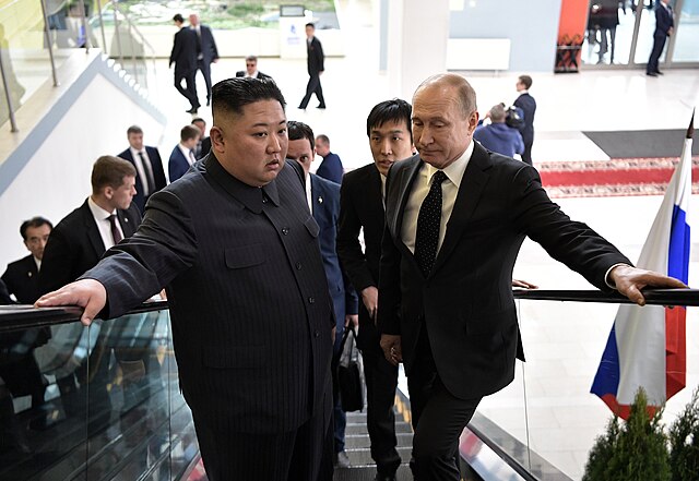 Kim Jong-un et Vladimir Poutine en réunion officielle en Russie, représentant la Corée du Nord et la Russie lors d’un sommet bilatéral à Vladivostok.