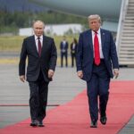 Donald Trump et Vladimir Poutine à la base d’Anchorage, Alaska.