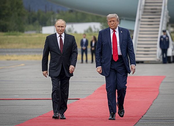 Donald Trump et Vladimir Poutine à la base d’Anchorage, Alaska.