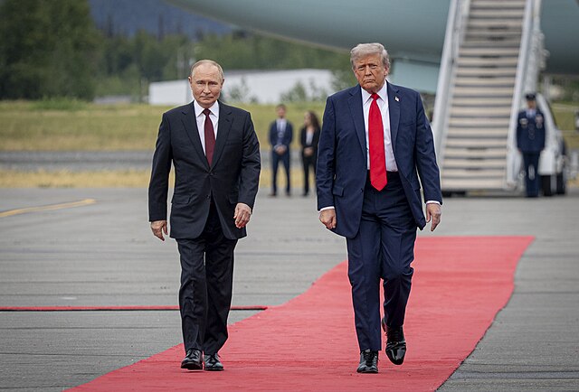 Donald Trump et Vladimir Poutine à la base d’Anchorage, Alaska.
