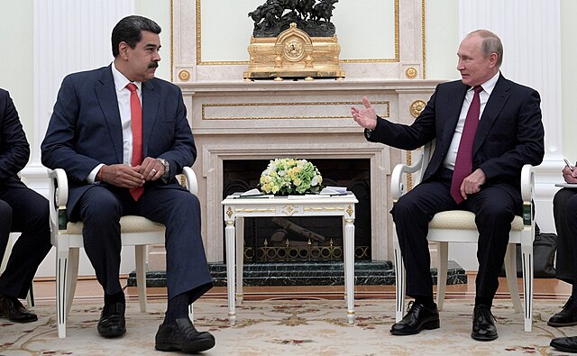 Vladimir Poutine et Nicolás Maduro, président du Venezuela, assis lors d’une réunion officielle au Kremlin.