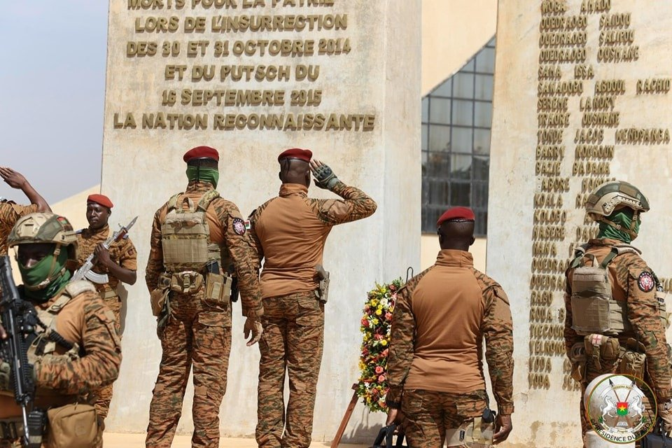 Des militaires burkinabè et le président Ibrahim Traoré saluent devant un monument dédié aux martyrs.