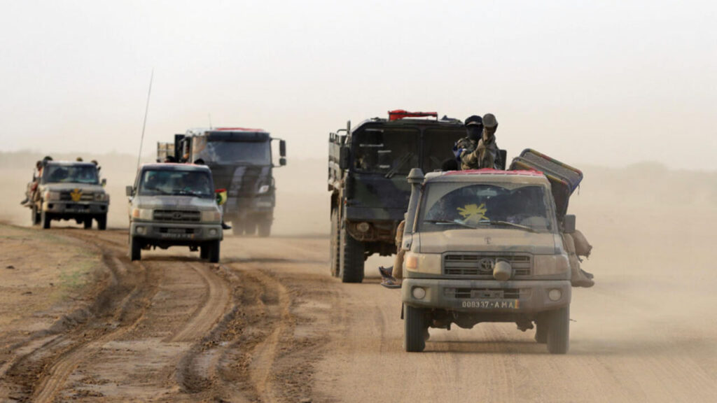 Patrouille des FAMa sur un axe routier lors d’une opération de sécurisation.