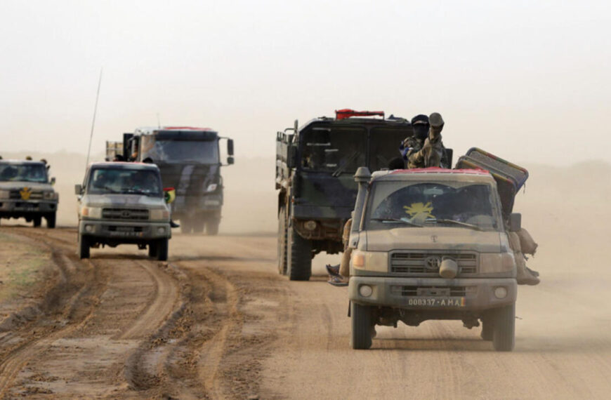 Patrouille des FAMa sur un axe routier lors d’une opération de sécurisation.