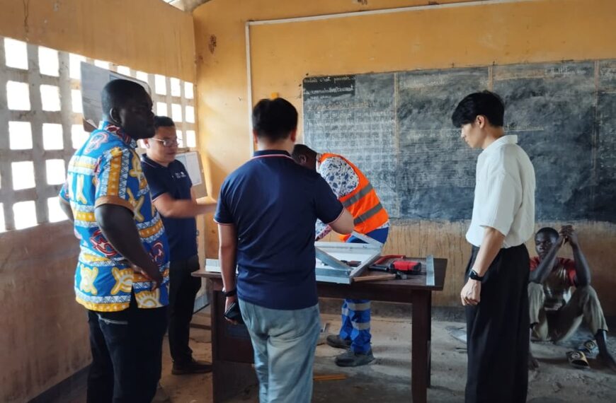 Distribution de kits solaires dans un village rural au Togo, dans le cadre d’un projet d’électrification décentralisée.