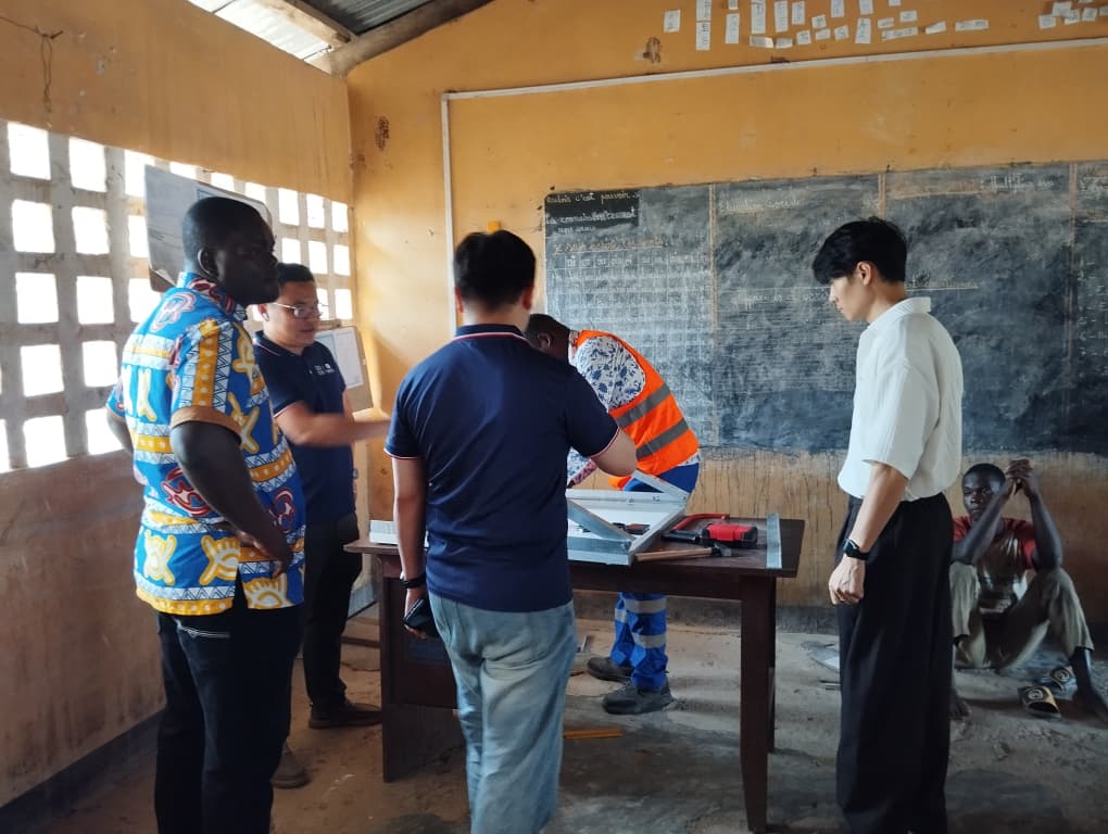 Distribution de kits solaires dans un village rural au Togo, dans le cadre d’un projet d’électrification décentralisée.