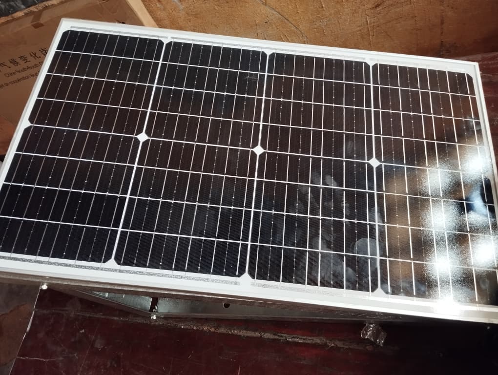 Techniciens en formation installant des kits solaires au Togo dans le cadre d’un projet d’électrification rurale.