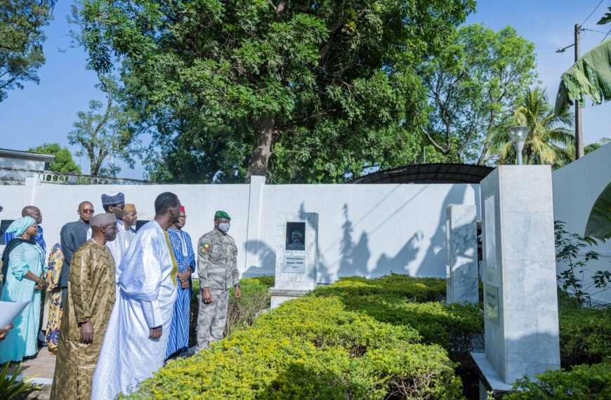 Inauguration des places Mali Cɛbaw et Mali Kɛlɛmasaw à Koulouba par le Président Assimi Goïta.