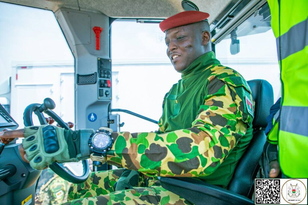 Remise de matériel agricole par le Président du Faso au ministère de l’Agriculture au Burkina Faso.
