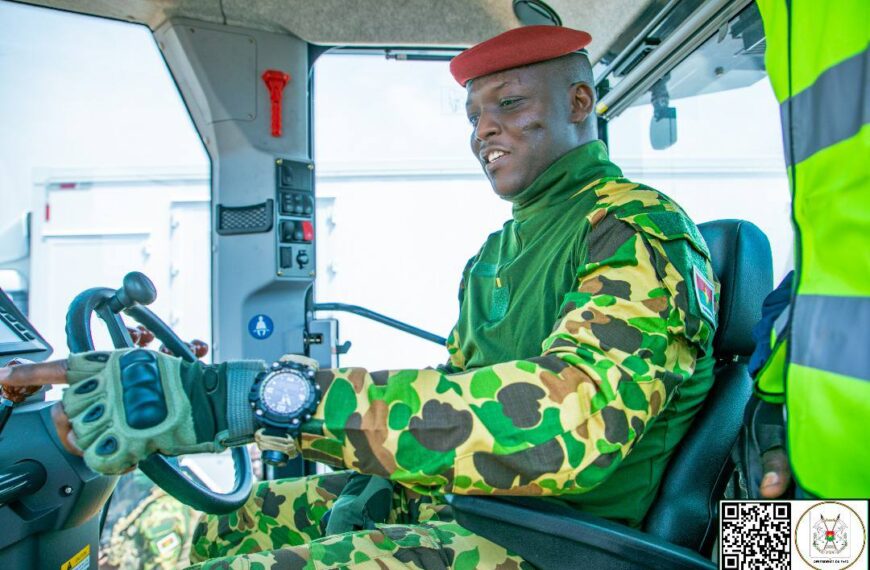 Remise de matériel agricole par le Président du Faso au ministère de l’Agriculture au Burkina Faso.