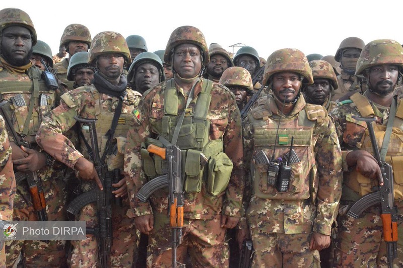 Le commandant FAMa du PCIAT-Centre de l’opération Dougoukoloko échange avec des soldats du GTIA Biton à Diafarebé.