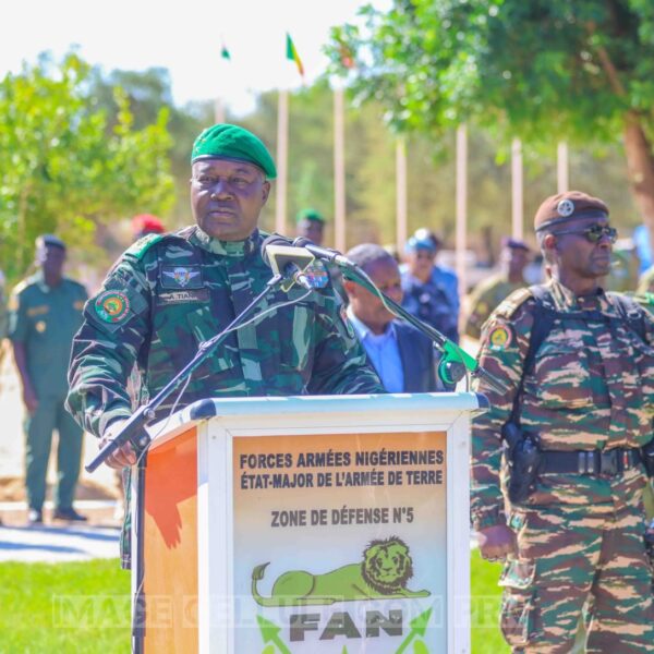 Le Président Abdourahamane Tiani galvanise les FDS au Camp militaire de la Zone de défense n°5 à Diffa, dans un contexte marqué par la mise sur le marché international de l’uranium nigérien.