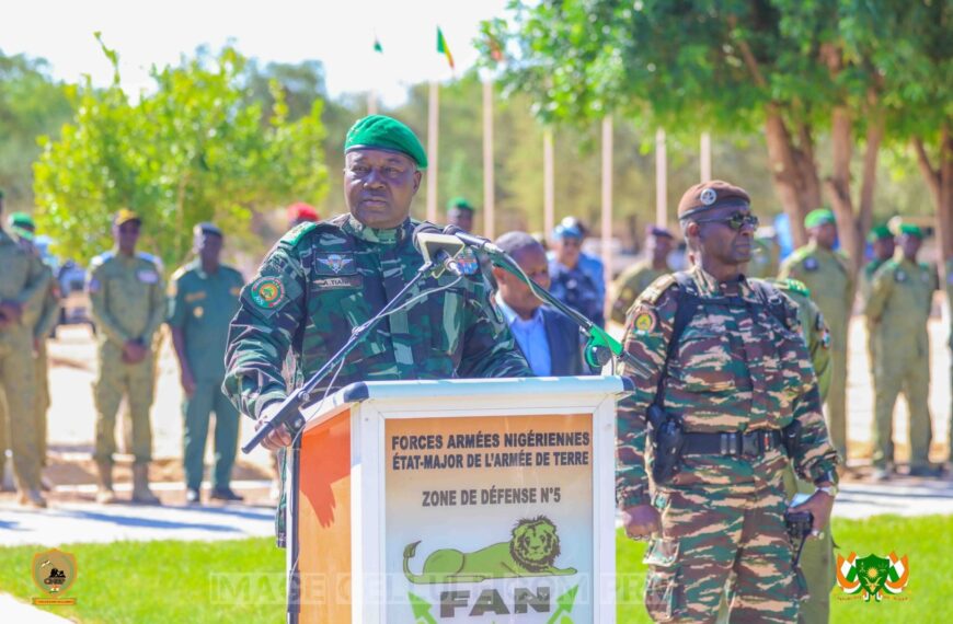 Le Président Abdourahamane Tiani galvanise les FDS au Camp militaire de la Zone de défense n°5 à Diffa, dans un contexte marqué par la mise sur le marché international de l’uranium nigérien.