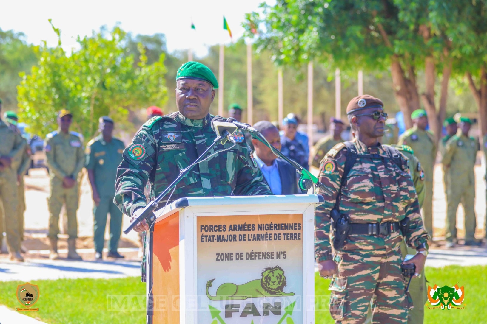 Le Président Abdourahamane Tiani galvanise les FDS au Camp militaire de la Zone de défense n°5 à Diffa, dans un contexte marqué par la mise sur le marché international de l’uranium nigérien.