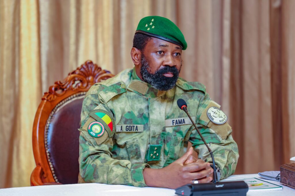 Présentation du rapport final de la commission de négociation minière au Président Assimi Goïta à Koulouba, en présence des FAMa.