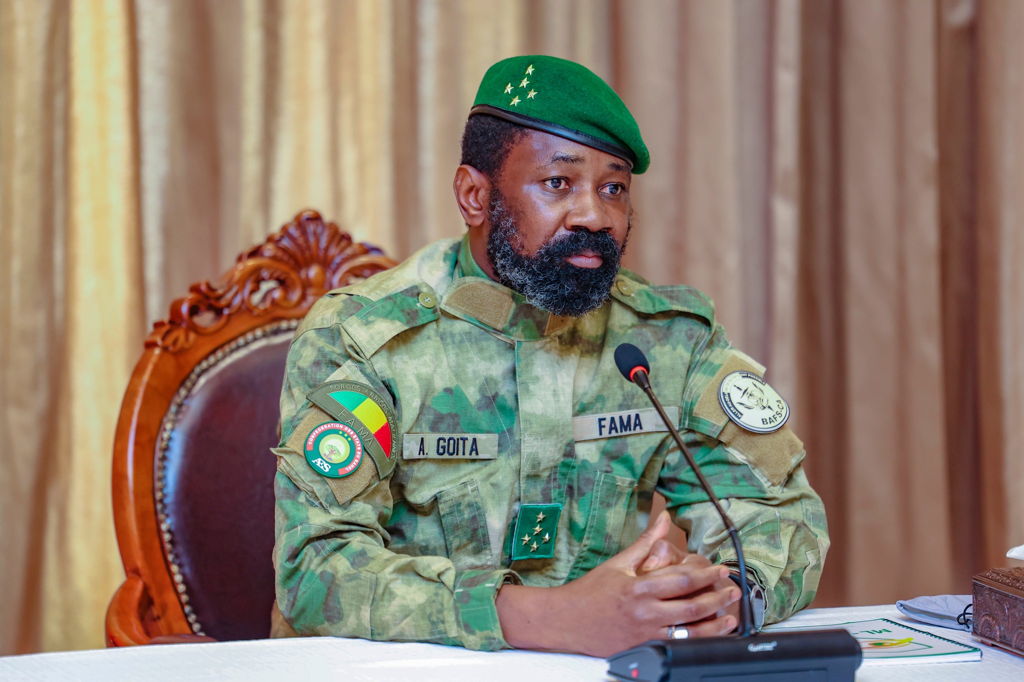 Présentation du rapport final de la commission de négociation minière au Président Assimi Goïta à Koulouba, en présence des FAMa.
