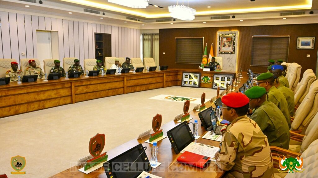 Le Président Abdourahamane Tiani et des membres du CNSP reçoivent le Préfet de Bilma et ses compagnons libérés à Niamey, le 02 décembre 2025.