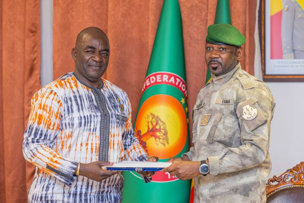 Bassolma Bazié remis un message du Président Ibrahim Traoré au Président Assimi Goïta à Bamako.