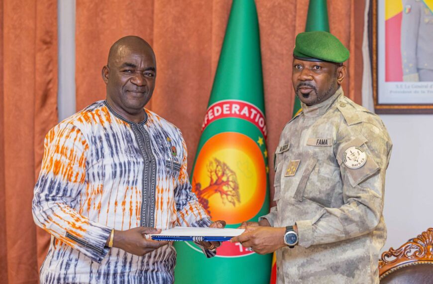 Bassolma Bazié remis un message du Président Ibrahim Traoré au Président Assimi Goïta à Bamako.