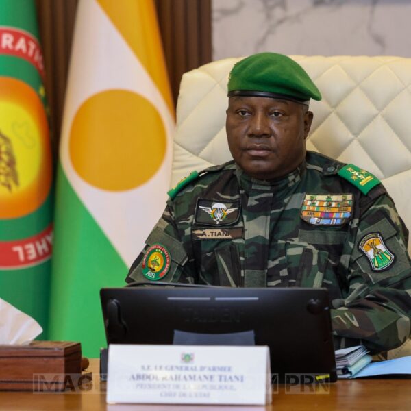 Le Président Abdourahamane Tiani recevant le Préfet de Bilma et ses compagnons libérés après 16 mois de captivité.