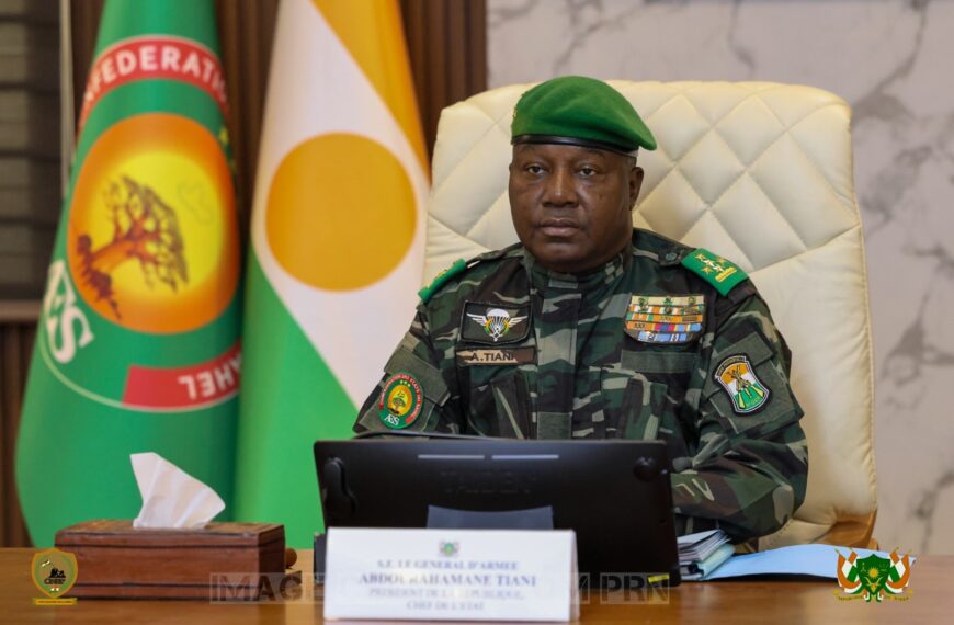 Le Président Abdourahamane Tiani recevant le Préfet de Bilma et ses compagnons libérés après 16 mois de captivité.