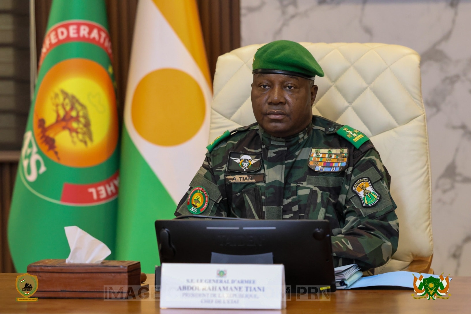 Le Président Abdourahamane Tiani recevant le Préfet de Bilma et ses compagnons libérés après 16 mois de captivité.