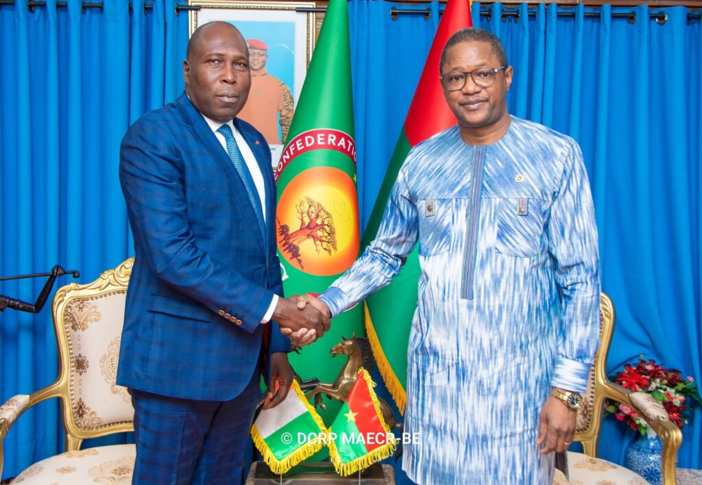 Ministre ivoirien en visite à Ouagadougou pour relancer les relations Côte d’Ivoire–Burkina Faso.