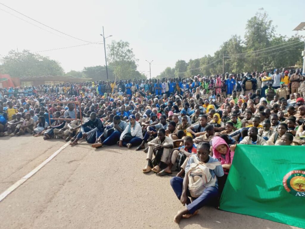 Élèves rassemblés au Mémorial Thomas Sankara à Ouagadougou pour un meeting de soutien à la politique éducative du Président Traoré.