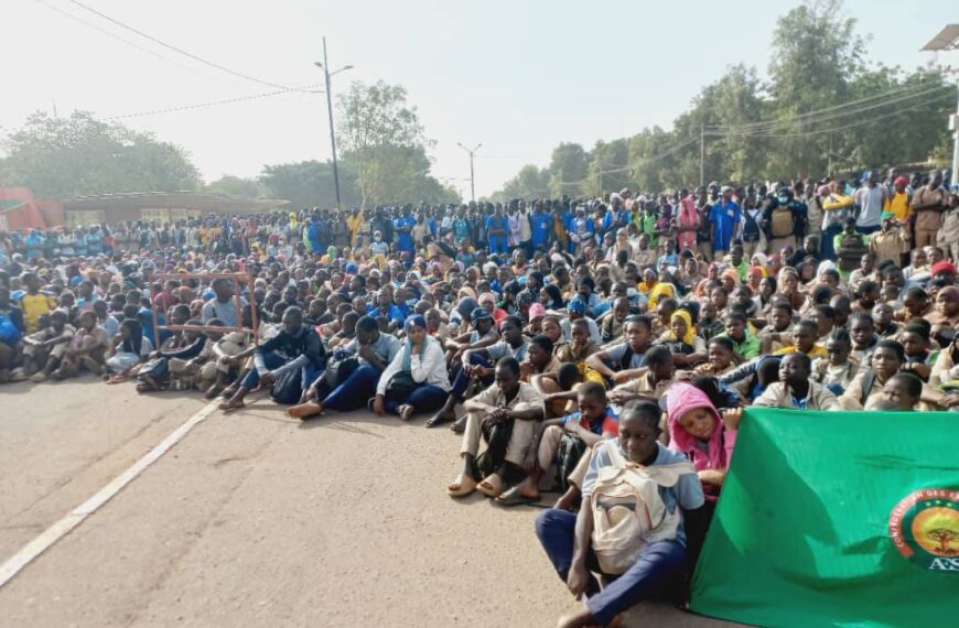 Élèves rassemblés au Mémorial Thomas Sankara à Ouagadougou pour un meeting de soutien à la politique éducative du Président Traoré.