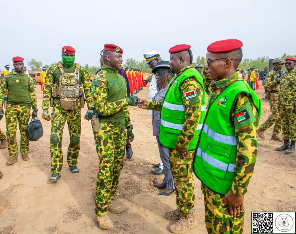 Le Chef de l’État du Burkina Faso accueilli par les responsables de l’Initiative Faso Mêbo lors d’une cérémonie officielle.