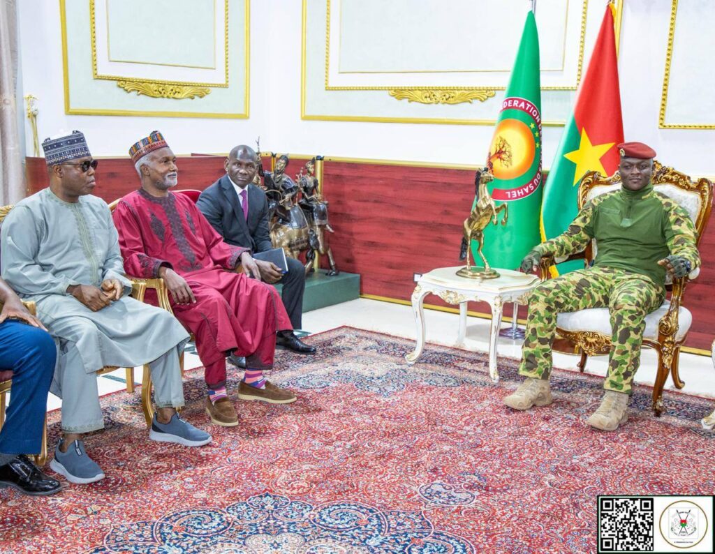 Le Président du Faso, Ibrahim Traoré, en entretien avec l’émissaire du président nigérian au Burkina Faso.