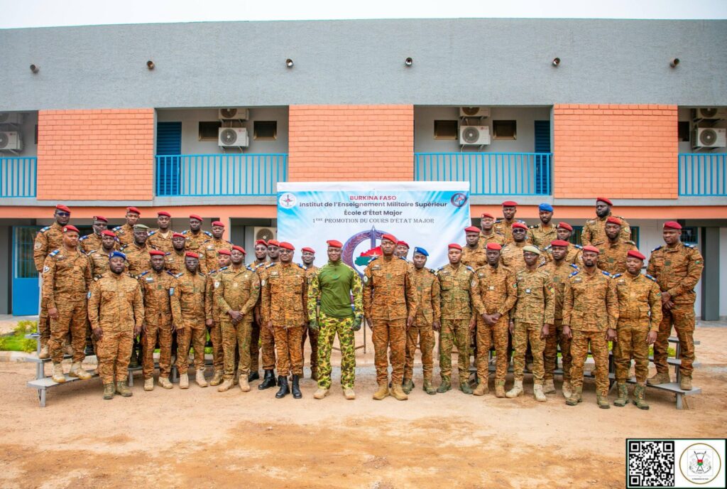 Le capitaine Ibrahim Traoré entouré de responsables militaires lors d’une rencontre institutionnelle à Ouagadougou.