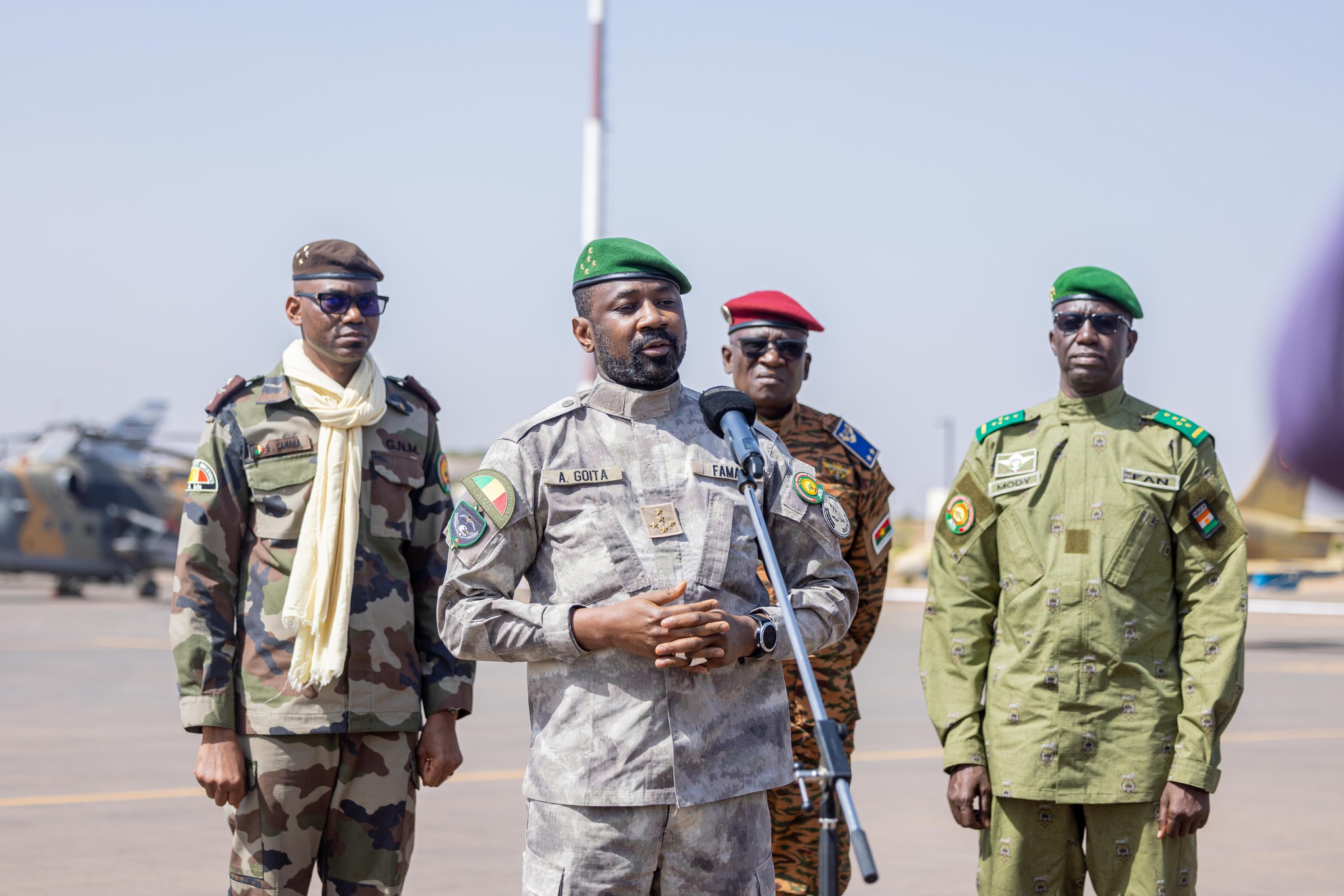 Cérémonie de remise de l’étendard à la Force unifiée de l’AES, présidée par le président de la Transition du Mali, Assimi Goïta, à Bamako.