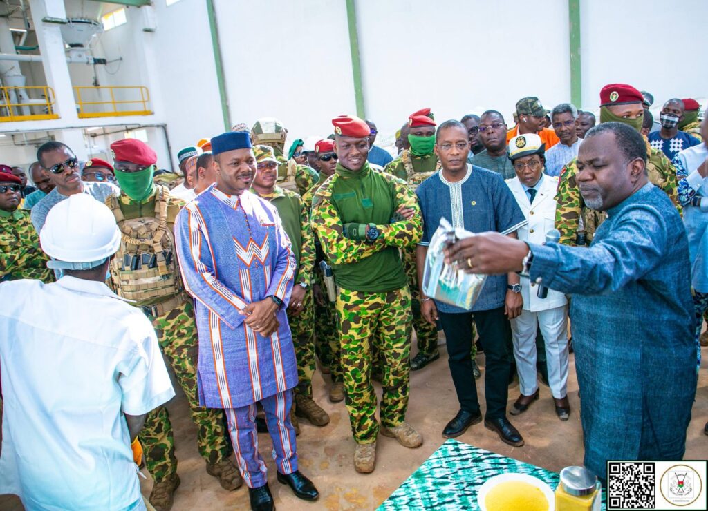 Le président du Faso visite les installations de transformation du maïs du complexe Agroserv Industrie à Bobo-Dioulasso, Burkina Faso.