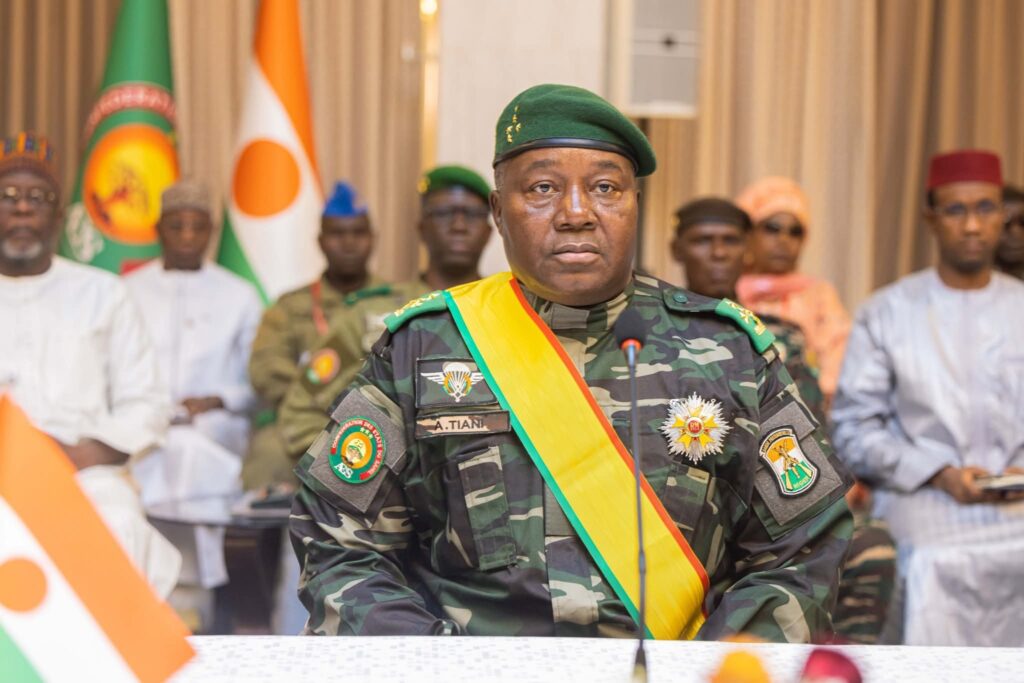 Cérémonie de décoration au Palais de Koulouba à Bamako, réunissant Assimi Goïta, Ibrahim Traoré et Abdourahamane Tiani lors du sommet de l’AES.