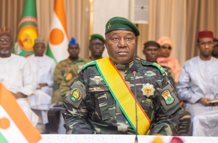 Cérémonie de décoration au Palais de Koulouba à Bamako, réunissant Assimi Goïta, Ibrahim Traoré et Abdourahamane Tiani lors du sommet de l’AES.