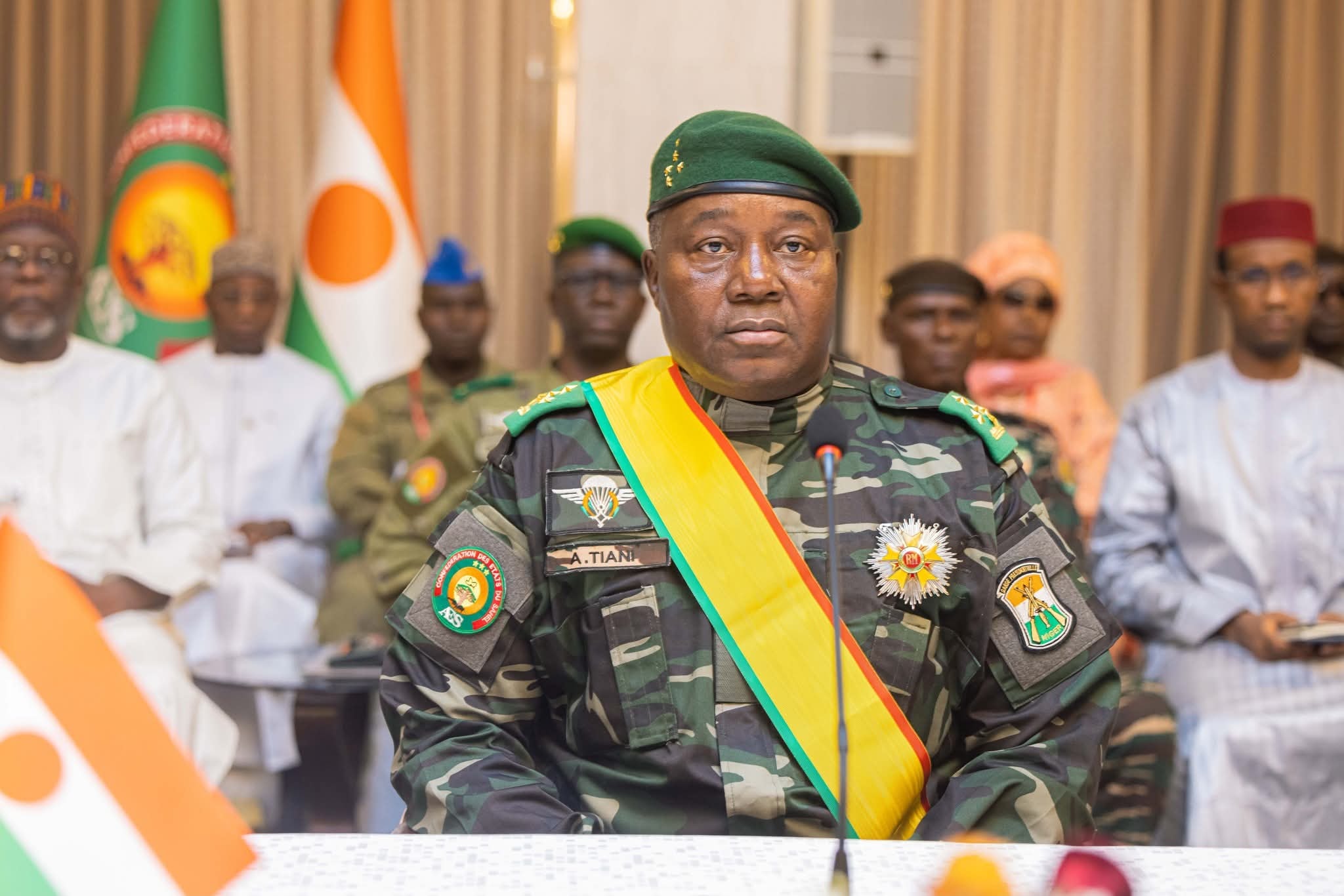 Cérémonie de décoration au Palais de Koulouba à Bamako, réunissant Assimi Goïta, Ibrahim Traoré et Abdourahamane Tiani lors du sommet de l’AES.