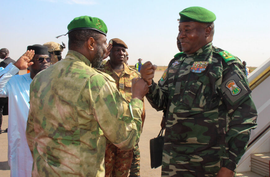 Arrivée du président nigérien Abdourahamane Tiani à l’aéroport Modibo Keïta de Bamako pour le sommet de l’AES.