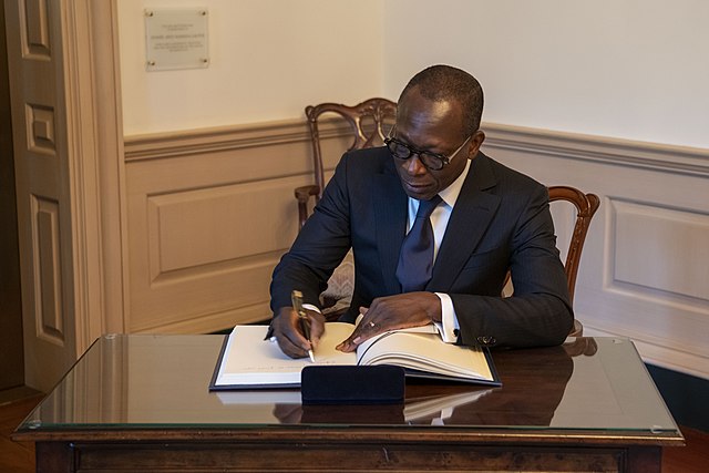 Patrice Talon, président du Bénin, signant le livre de visites officiel à Washington.