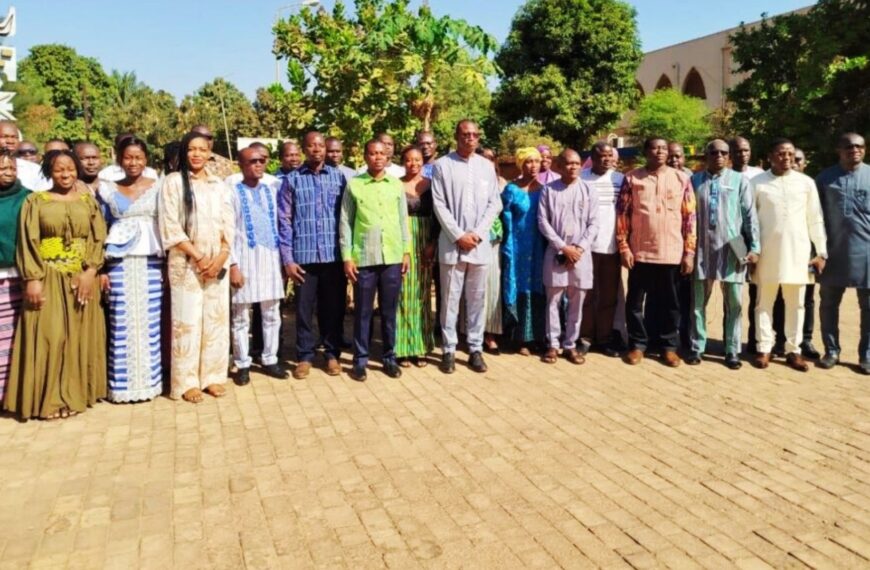 Atelier national de validation du plan d’action sur la réhabilitation des sites miniers au Burkina Faso, réunissant des acteurs du secteur minier et environnemental.