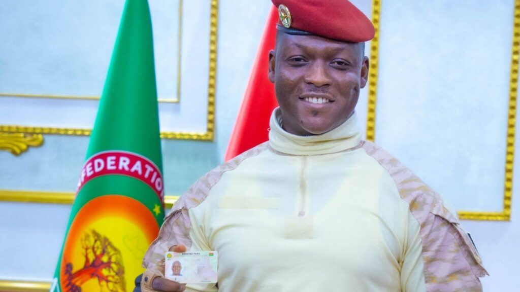 Le Président Ibrahim Traoré recevant sa carte d’identité biométrique AES des mains du ministre de la Sécurité.